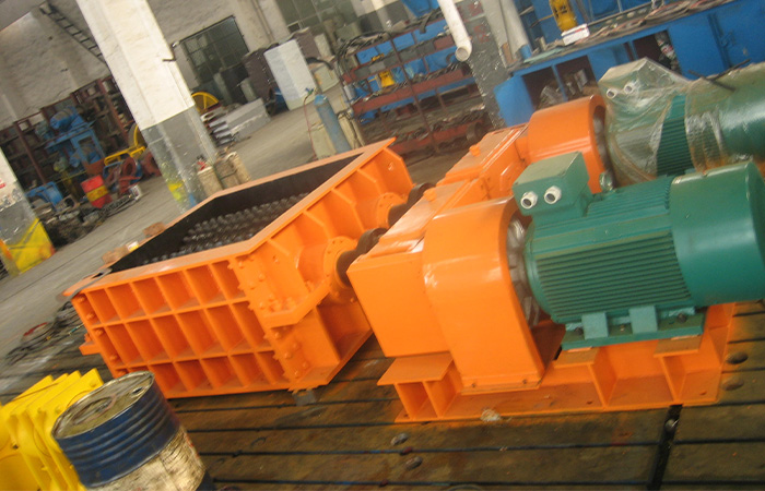 Screening typed double teeth-roller crusher