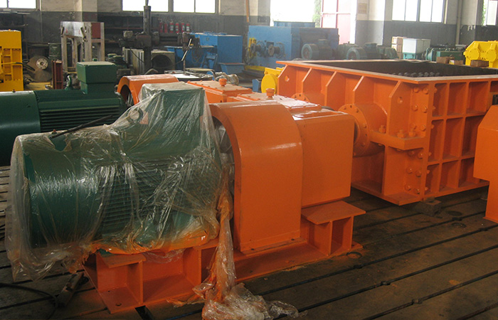 Screening typed double teeth-roller crusher